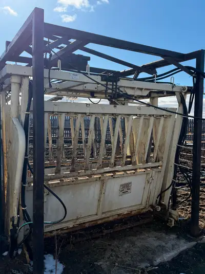 Cattlelac Hydraulic Squeeze Chute Electric Hydraulic pump included $15,000.00 OBO Hi hog calf Chute...