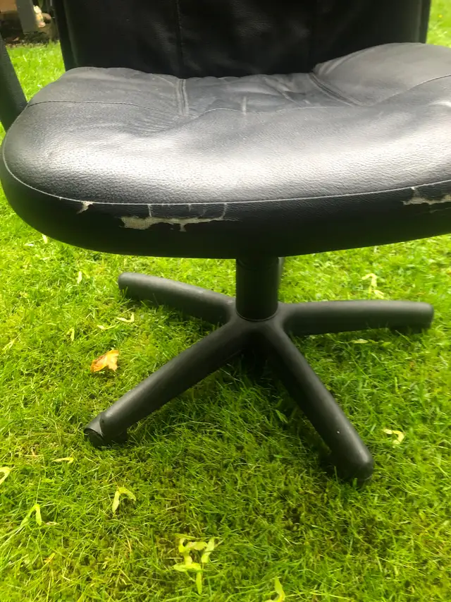 BLACK LEATHER OFFICE CHAIR in Chairs & Recliners in Delta/Surrey/Langley - Image 3