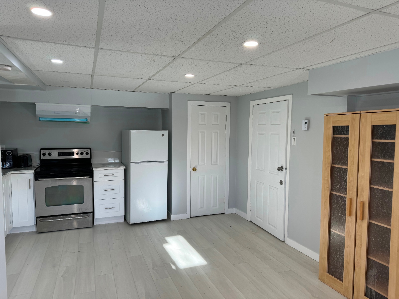 1 + 1/2 Studio-Bachelor  $1100 all included newly renovated — photo 2