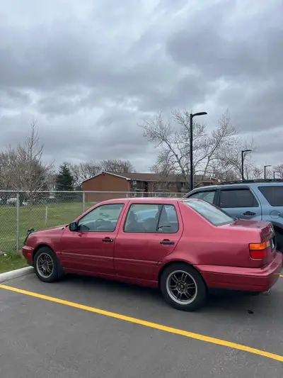 This used 1997 Volkswagen Jetta GL is a compact sedan that offers practicality and efficiency. It fe...