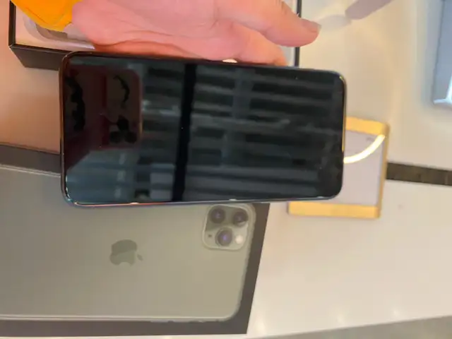 iPhone 11 Pro Max Midnight Green 64GB in Cell Phones in Markham / York Region - Image 5