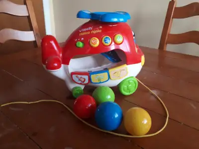 Un hélico parlant et musical avec des balles magiques ! Quand Bébé insère les balles, il découvre le...