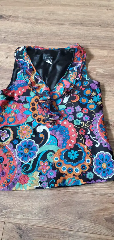 Look at that gorgeous print ... and it could be on you! The ruffle in the front is sweet too. $8 obo