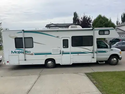 2001 white Majestic motorhome built on a Ford E-450 Super Duty chassis. -built in Onan Micro 4000 ge...