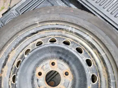 Set of winter tires 2 seasons on them off of a Ford escape rim size 16"