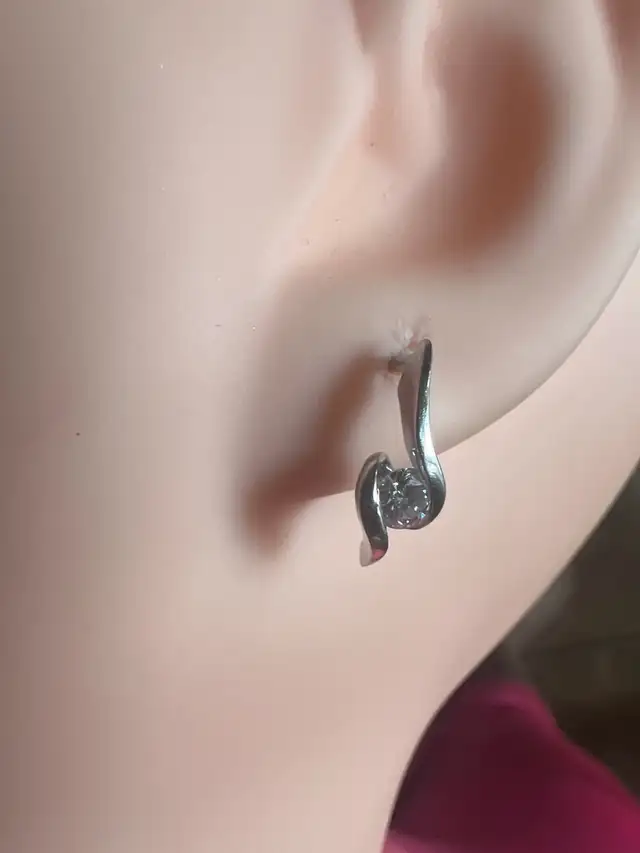 10 k diamond earrings in Jewellery & Watches in Downtown-West End - Image 2