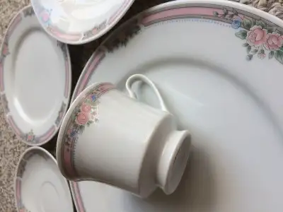 20 Piece Porcelain Dining Service Set, View more