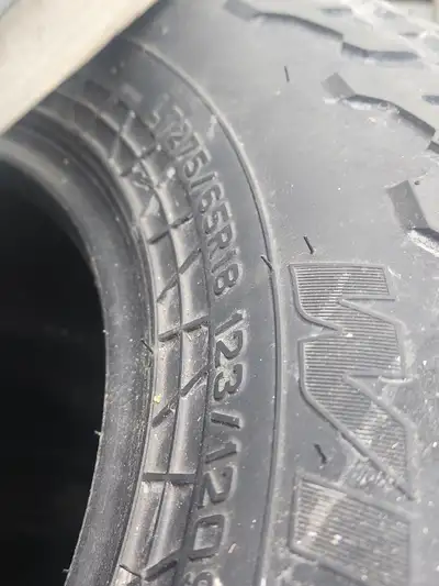 4 pneus falken wildpeak etait sur ram 2500 rouler 2 saisons encore bon pour quelques saisons. Demand...