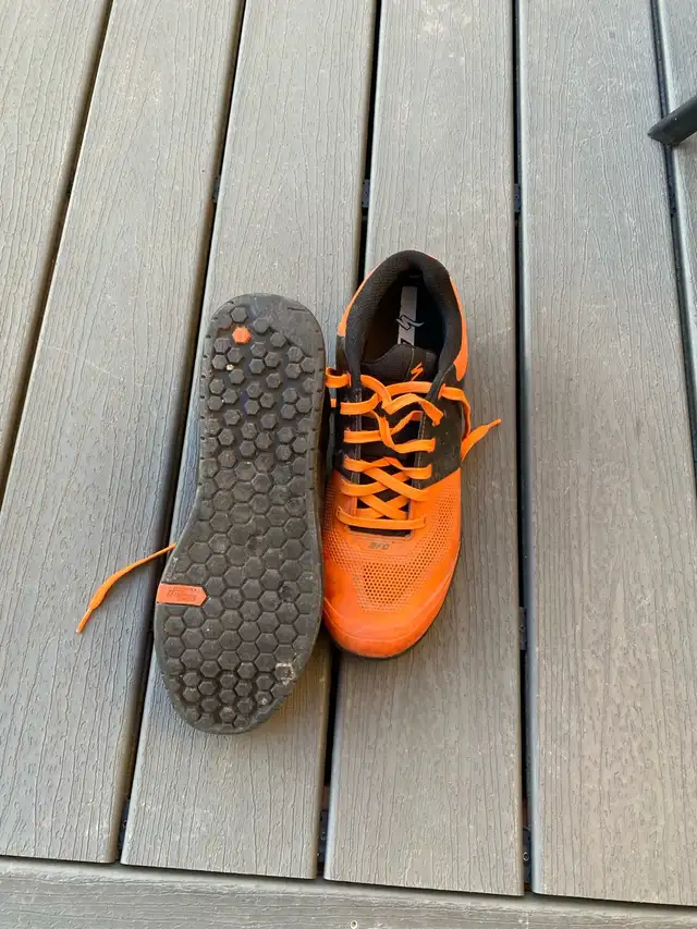 Specialized Flat Pedal Shoes Size 12.5 in Clothing, Shoes & Accessories in Kingston - Image 3