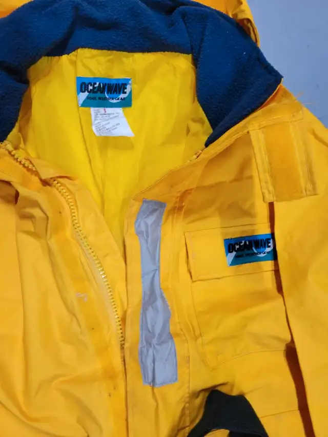 Vêtements imperméables OceanWave pour femmes in Women's - Tops & Outerwear in City of Montréal - Image 2