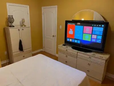 One Bedroom with Private Washroom in Luxury Milton Home