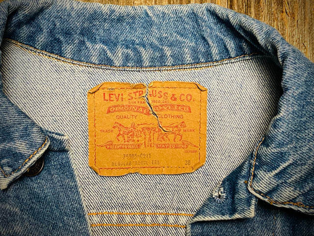 1980s Levi's Canada 75505-0211 2 Pocket Denim Trucker Jacket 38R in Men's in City of Toronto - Image 3