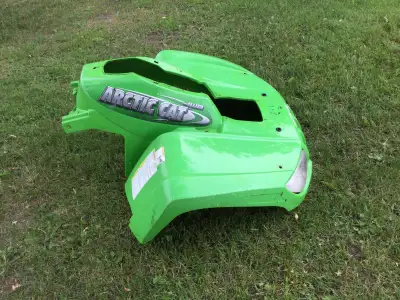 Front fenders with headlights .