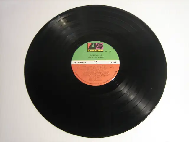 BETTE MIDLER - THE DIVINE MISS M  LP VINYL RECORD ALBUM in Arts & Collectibles in London - Image 8