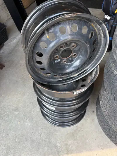 These GMC Terrain rims are a set of 4 from winter tires, perfect for those seeking reliable replacem...