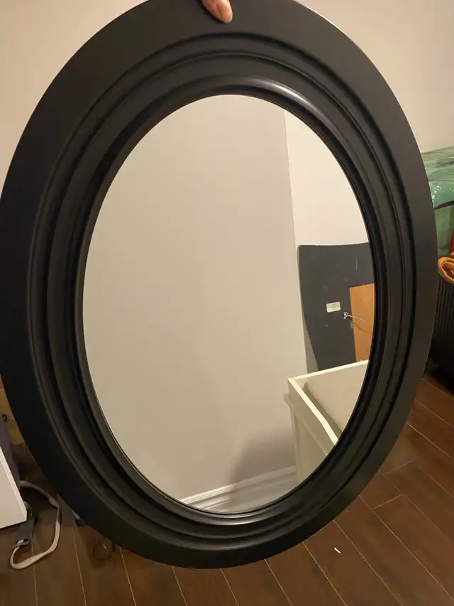 Oval Wall Mirror in Home Décor & Accents in Oakville / Halton Region - Image 2