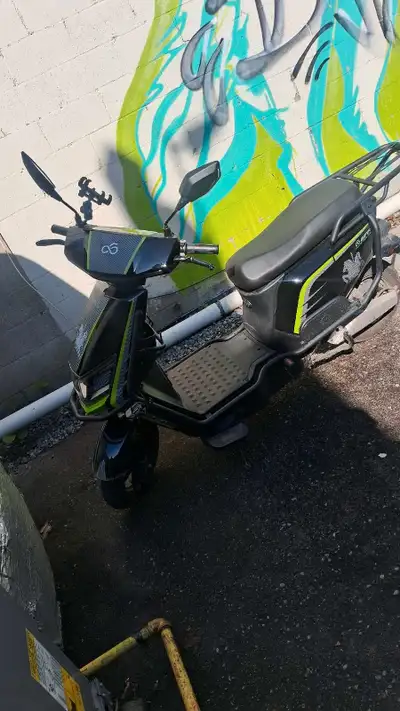 Effi E scooter Bought 1month back.I want to sell it because of moving to another city. 180km Mileage...