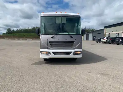 This Motor Home has a new roof, new front tires, 3,000 watt inverter, 5,000 watt generator, hydrauli...