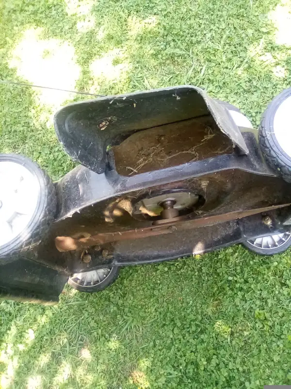 Yard Machines -tondeuse (Essence) in Lawnmowers & Leaf Blowers in City of Montréal - Image 9