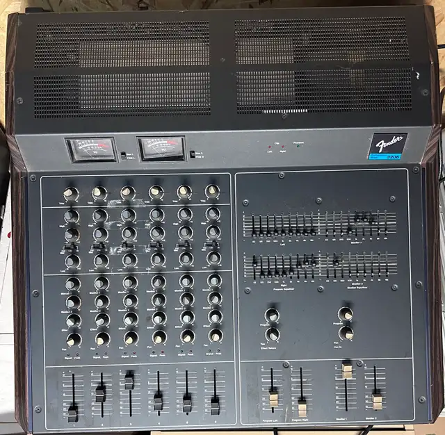 Fender 3206 Professional Mixer in Pro Audio & Recording Equipment in Sudbury - Image 2