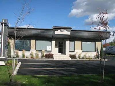 STE JULIE locaux commerciaux de 175 à 1 000 pi. ca. , refaits à neuf, pour professionnels, bail tout...