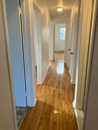 5 1/2 rénové Parc extension Disponible à partir de janvier. Apparemment 5 1/2 rénové 900pc troisième...