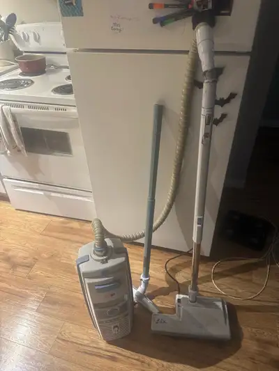 Selling a used Aerus Electrolux Lux 5500 vacuum cleaner with its attachments. It's in fair condition...