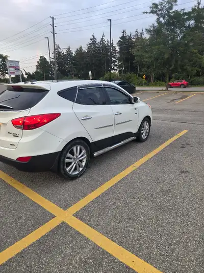 Hyundai tucson Limited AWD ECO V4 great on gas cheap on insurance Best car for students or delivery...