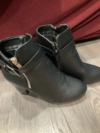 Must pick up in town in Arnprior. Must pay in cash upon pick up. Purchased from Ardene. In good seco...