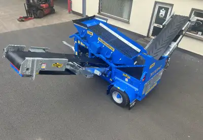 This compact single deck screener can be used for topsoil and aggregate. It can be easily towed to d...