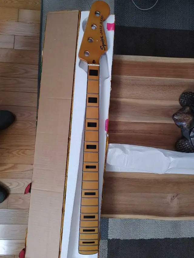 Squire neck bass 70s in Guitars in Sherbrooke - Image 2