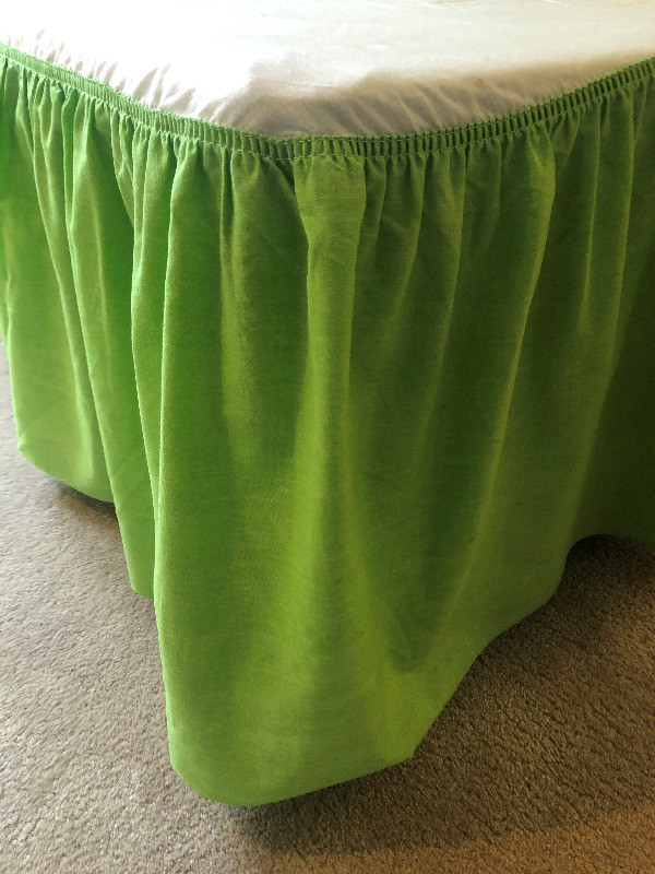 Bedskirt Double/Full Size with two pillow shams. Green. in Bedding in Kitchener / Waterloo - Image 3