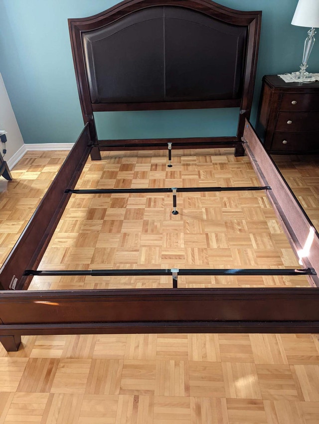 Lit queen en bois brun acajou avec tête de lit en simili cuir Lits et