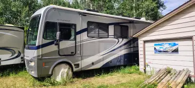 Well-equipped, spacious Class A gas motorhome with the desirable Workhorse W24 / GM 8.1L Vortec V8 c...