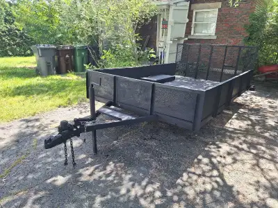Cette remorque utilitaire robuste est en excellente condition et prête pour tous vos projets de tran...