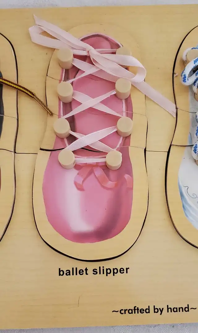 Melissa & Doug Wooden Shoe Lacing Peg Puzzle in Toys & Games in Oshawa / Durham Region - Image 5