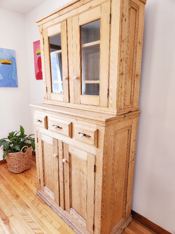À VENDRE Armoire en pin FOR SALE Pine wood cupboard Dressers