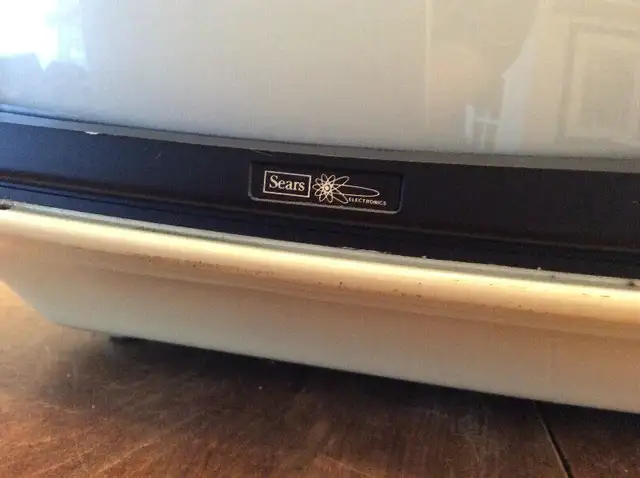 Vintage 1977 Searscolor Color TV - Working condition in Arts & Collectibles in London - Image 3