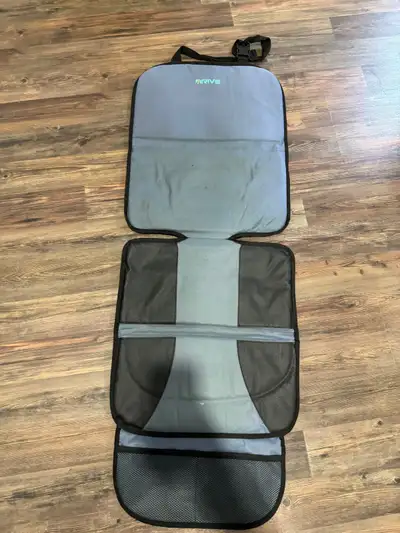 House protecteur pour siege d’auto. Petit rembourrage pour protection supplémentaire.