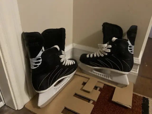 Hockey skates- Junior in Skates & Blades in Windsor Region - Image 4