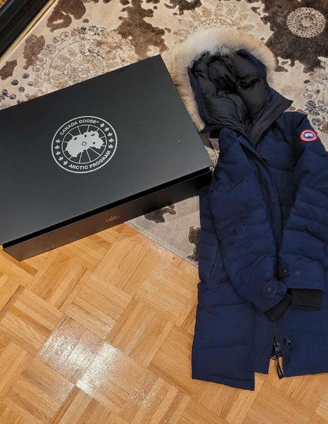 Women's Canada Goose Parka in Women's - Tops & Outerwear in Markham / York Region