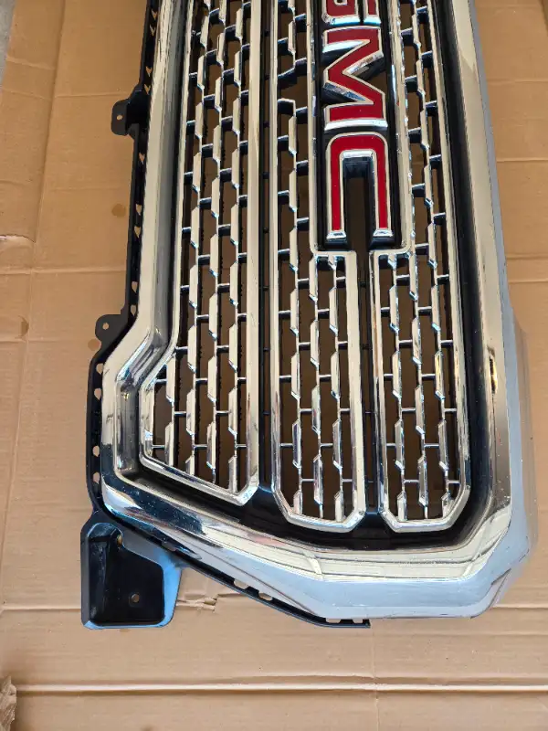 GMC Sierra OEM grille in Auto Body Parts in London - Image 4