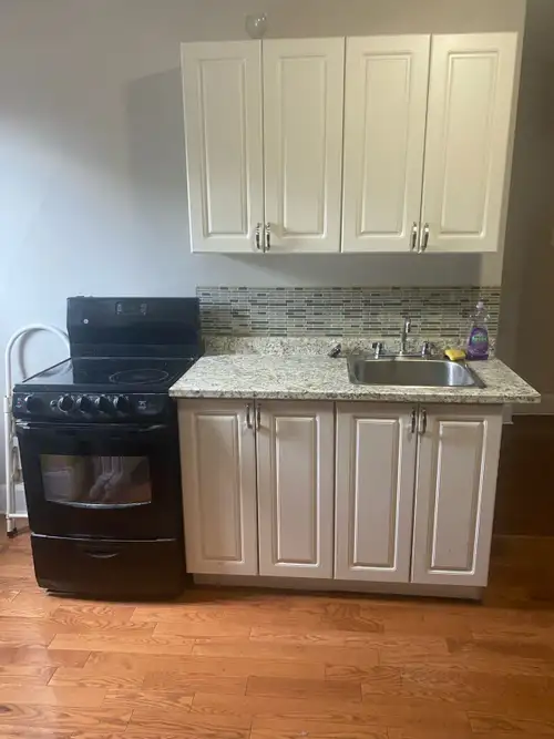 Near the Univerity of Toronto (great for students) walking distance to campus Bright and sunny rooms...