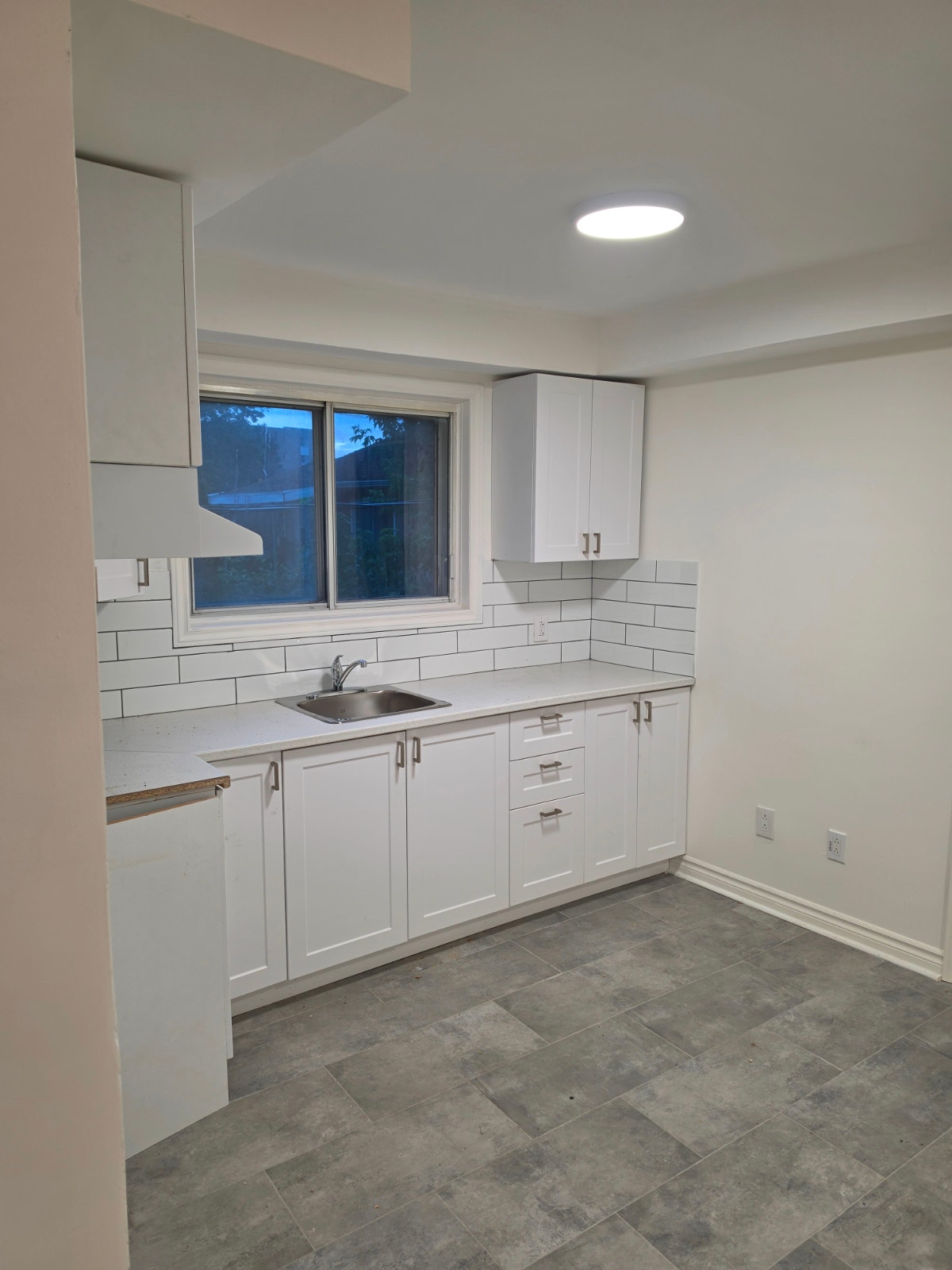 Fraichement rénové 4 1/2 à louer, près du Parc Du Tremblay — photo 1