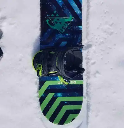 Firefly Delimit 100 cm black/green snowboard with Capix Booster bindings. Gear up for March break! O...