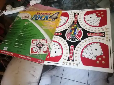 Jeu de toc billes incluses  très bonne condition avec  boîte 25$, View more