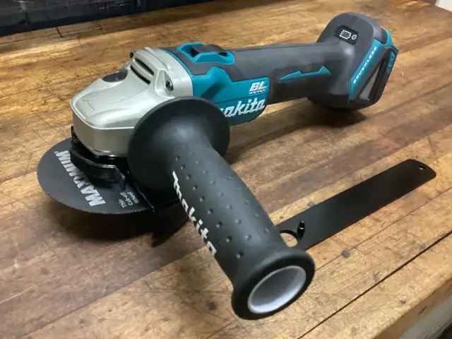 MAKITA LXT 18v BRUSHLESS 4 1/2” SLIDE SWITCH GRINDER in Power Tools in Barrie - Image 2
