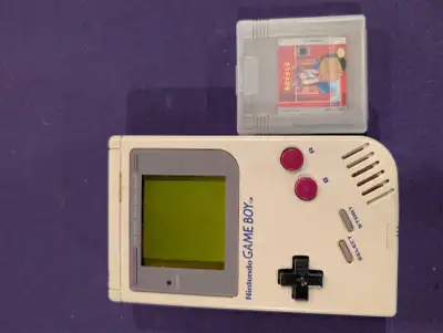 Gameboy avec un jeu, View more