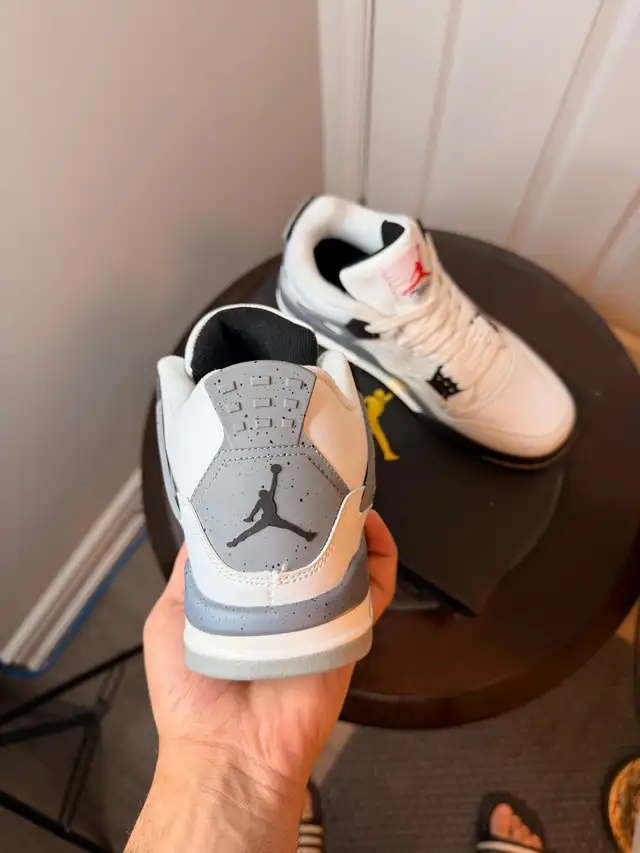 Air Jordan 4 size 8 / 8.5 in Men's Shoes in Oakville / Halton Region - Image 4