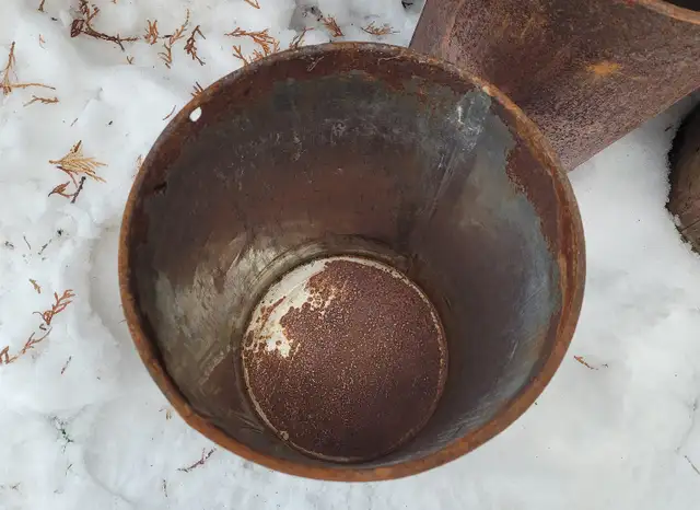 Vintage Rusted Tin Sap Buckets $5 each in Home Décor & Accents in Ottawa - Image 3
